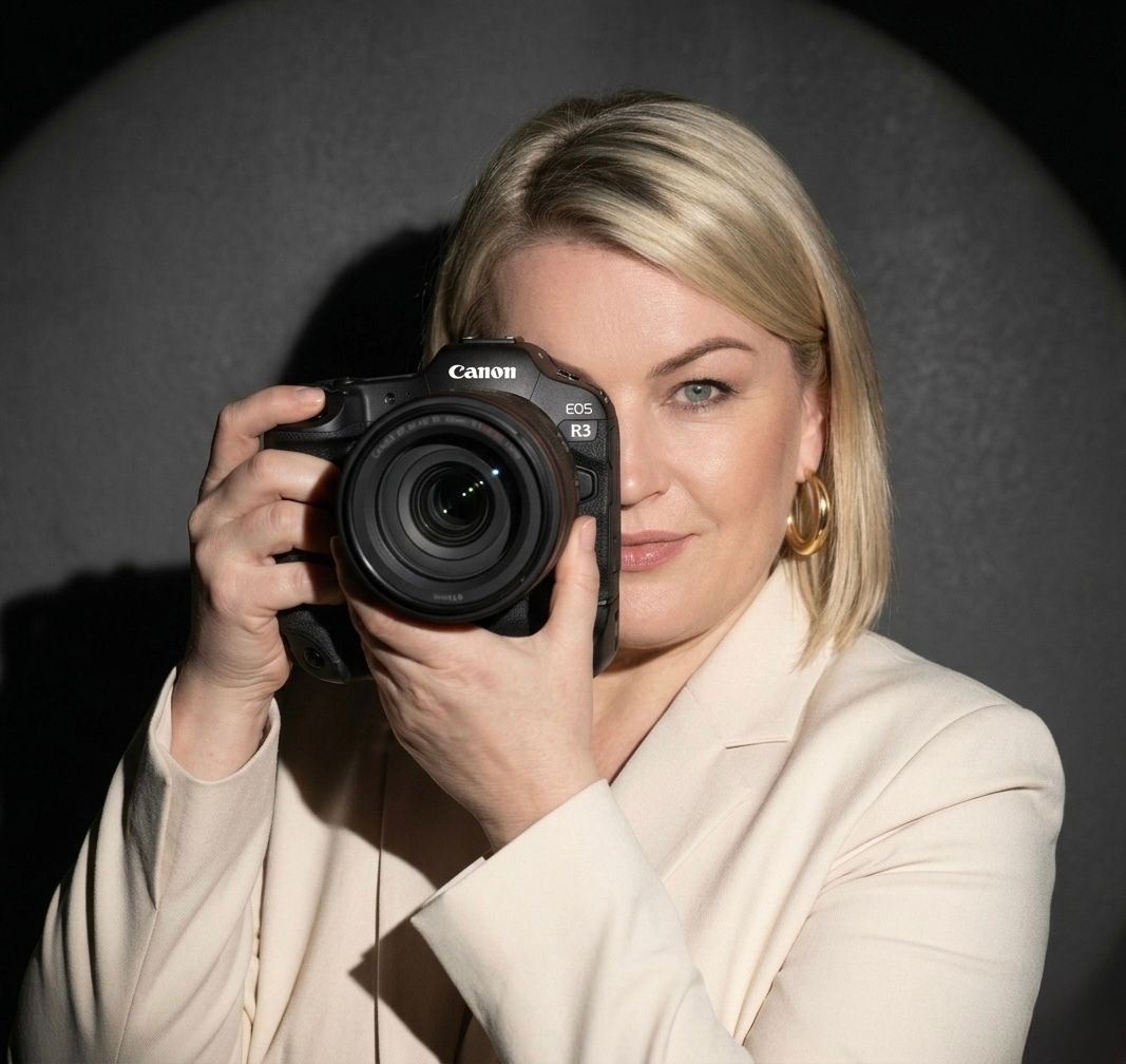 Alla Bauer mit Kamera bei der Objektaufnahme