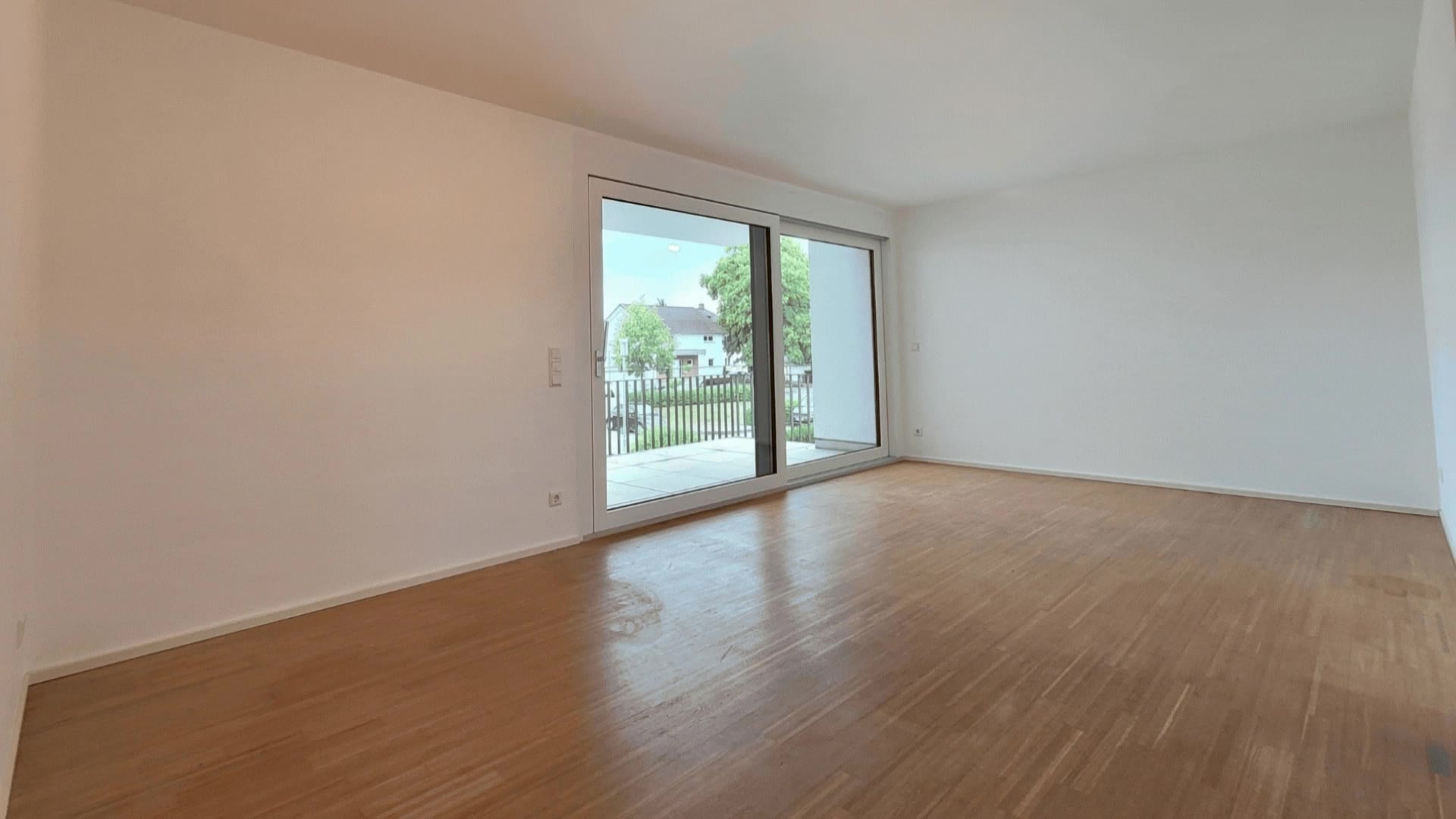 Leerer, unmöblierter Wohnraum vor dem virtuellen Staging